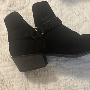 Daisy Fuentes women's black 7 M Wanda‎ slip on boots heel 2" Black Rhinestones